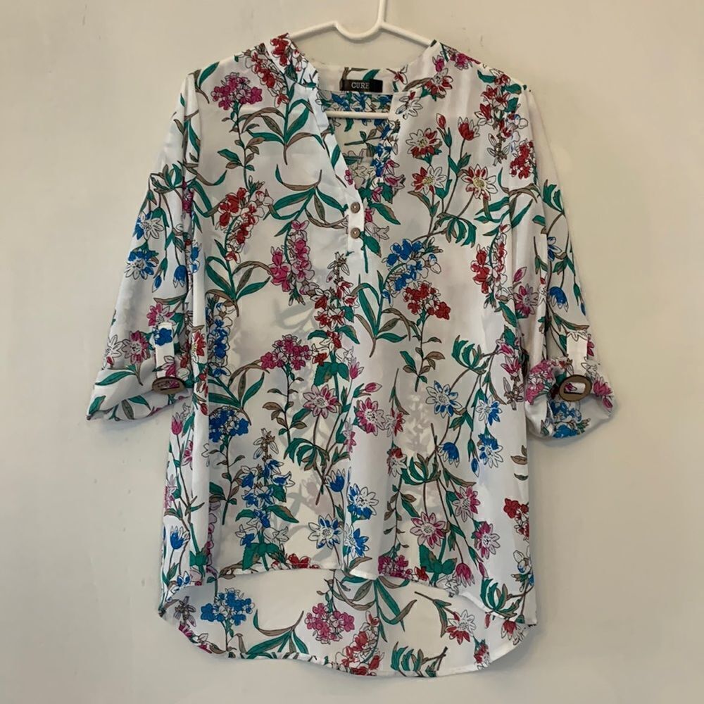 *3/$30 Cure long sleeve floral wood button tunic. Size M Length 28” Bust 20”